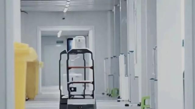 近期,多家北京高科技企业研发的机器人员工在工厂,商场,医院,酒店