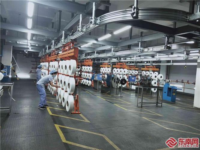 永荣控股集团景丰科技厂的智能生产车间里,员工正在忙碌着.